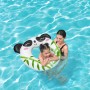 Kind mit Panda Schwimmring im Pool. Bestway Schwimmring Splash Pals, 2-fach sortiert.