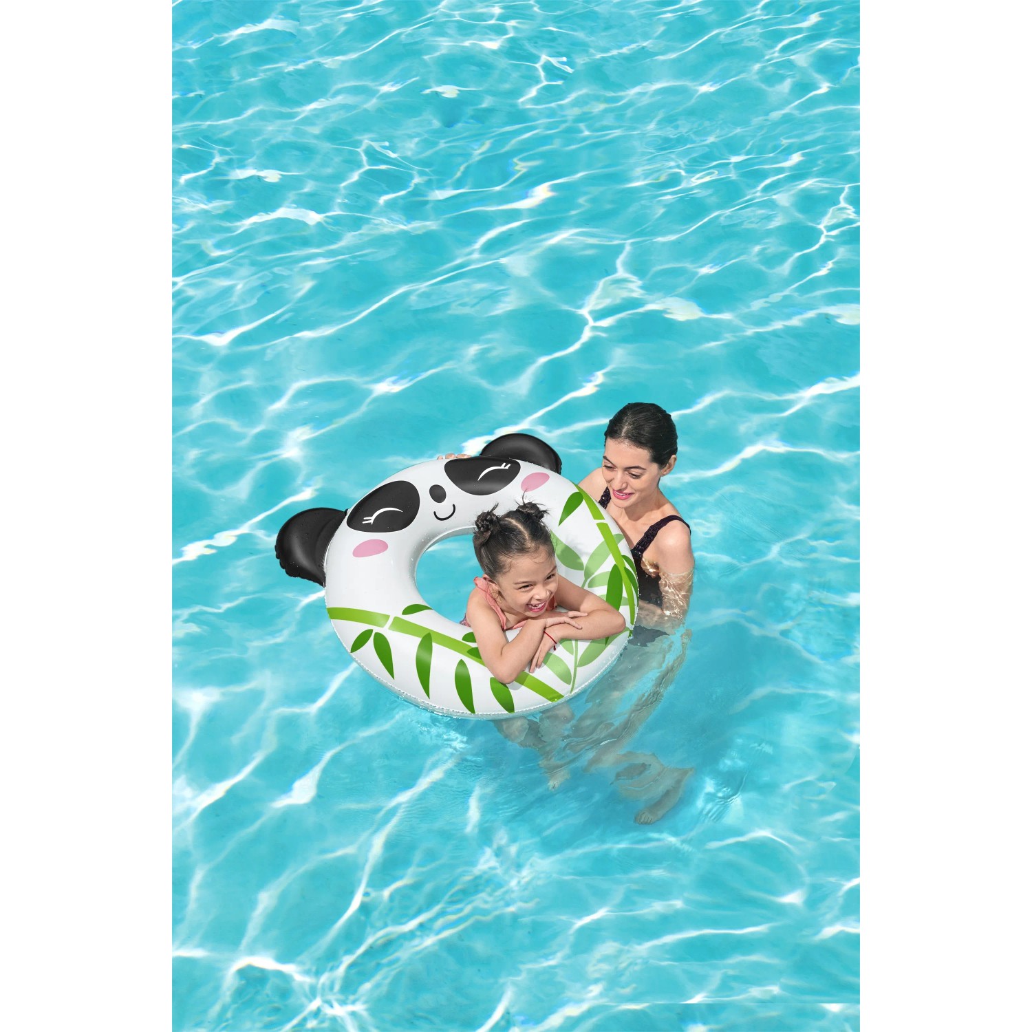 Kind mit Panda Schwimmring im Pool. Bestway Schwimmring Splash Pals, 2-fach sortiert.