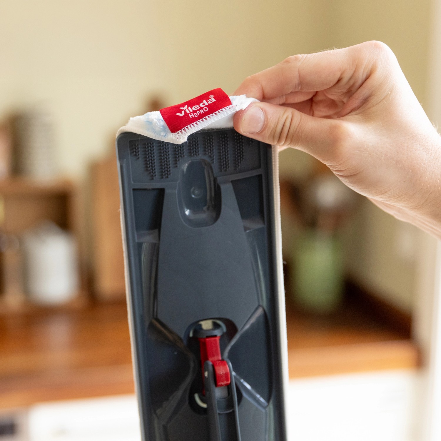 Detailaufnahme des Vileda H2PrO Flachwischers mit Bezug, Teil des Reinigungs-Sets.