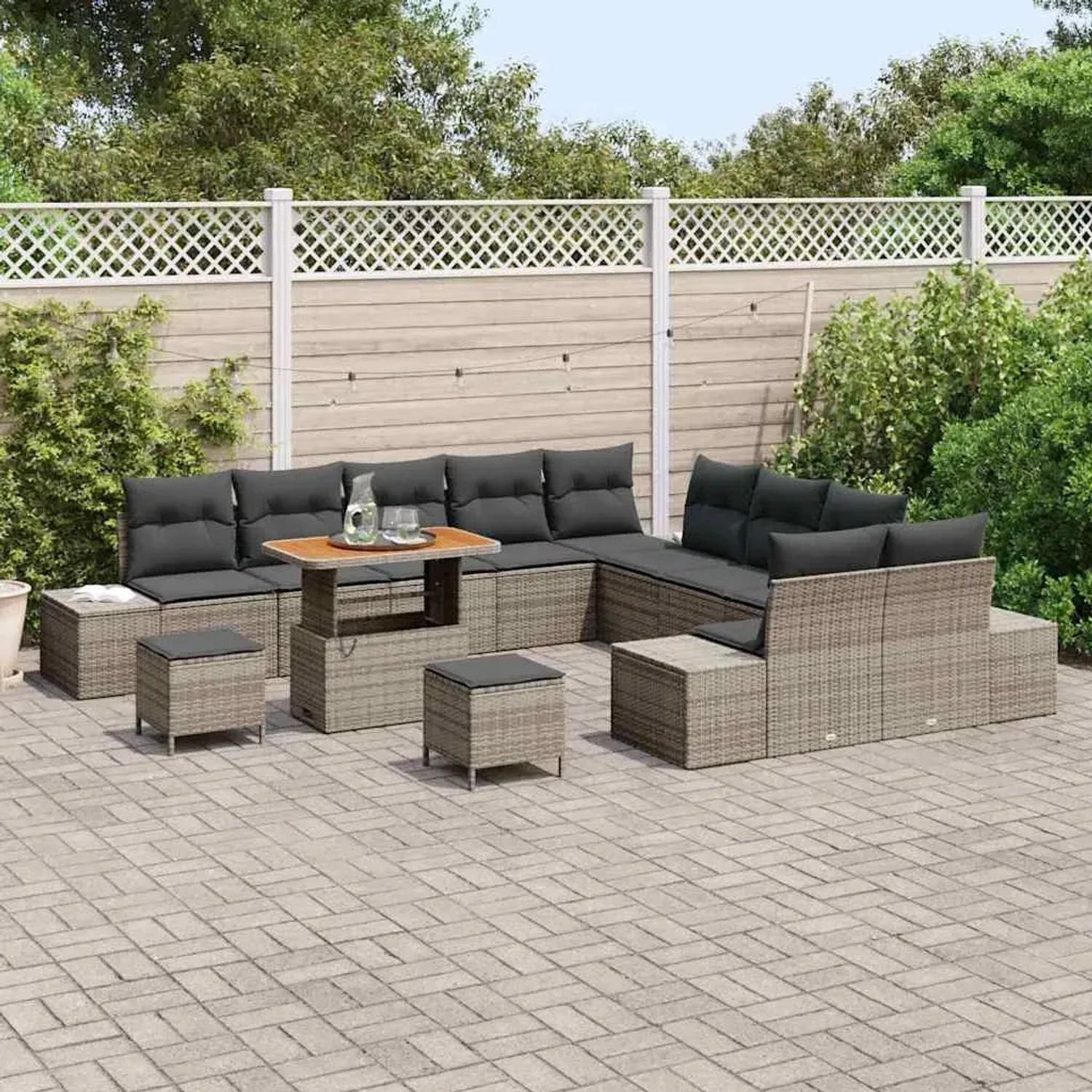 Graues 13-tlg. vidaXL Garten-Sofa-Set aus Poly Rattan mit Tisch und Kissen für Terrasse oder Garten.