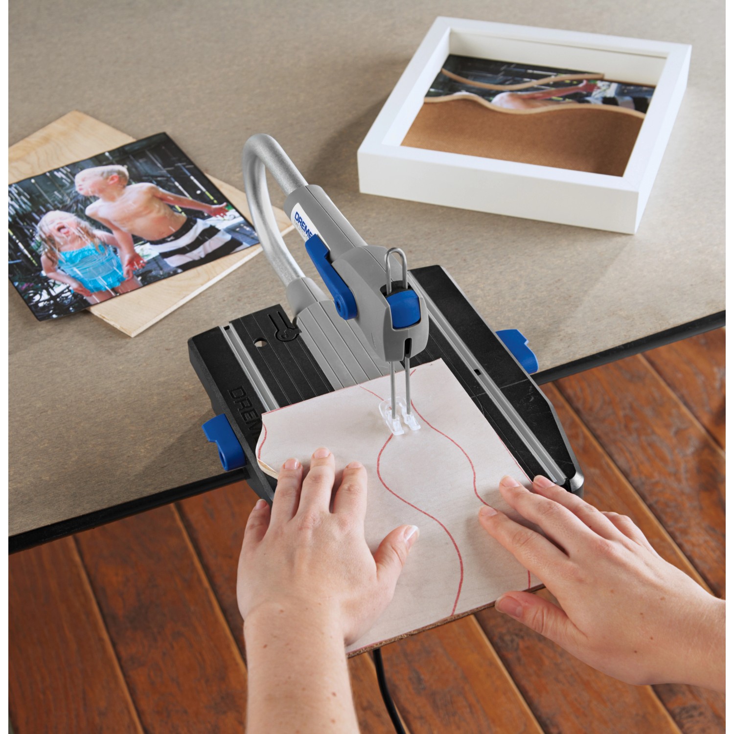 Dremel Moto-Saw Miniatursäge beim Sägen von Holz, mit Dremel Sägeblatt MS51 (5 Stück).