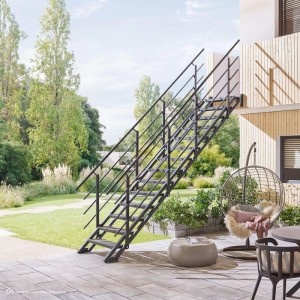 Dunkle Treppen Intercon Hollywood Außentreppe aus Stahl mit WPC-Stufen und beidseitigem Geländer, an Hausfassade im Garten.
