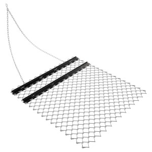 Wiltec Wiesenegge 155x123,5 cm: robustes Kettennetz mit schwarzen Stahlrahmen und Zugkette für Rasentraktoren.
