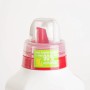 Detailaufnahme: Compo Universal-Blumendünger 1L Flasche mit Dosierkappe, besteht zu 90% aus Altplastik.