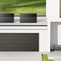 Anker Solix RS40B Balkonkraftwerk mit 2 Solarmodulen und Speicher vor Hauswand.