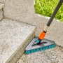 Gardena Cleansystem Stielbürste Hard Flex im Einsatz auf Steintreppe. Ideal zur Terrassenreinigung.