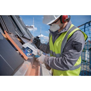 Handwerker mit Bosch Akku-Winkelschleifer GWS 18V-180 PC beim Dachziegel schneiden.