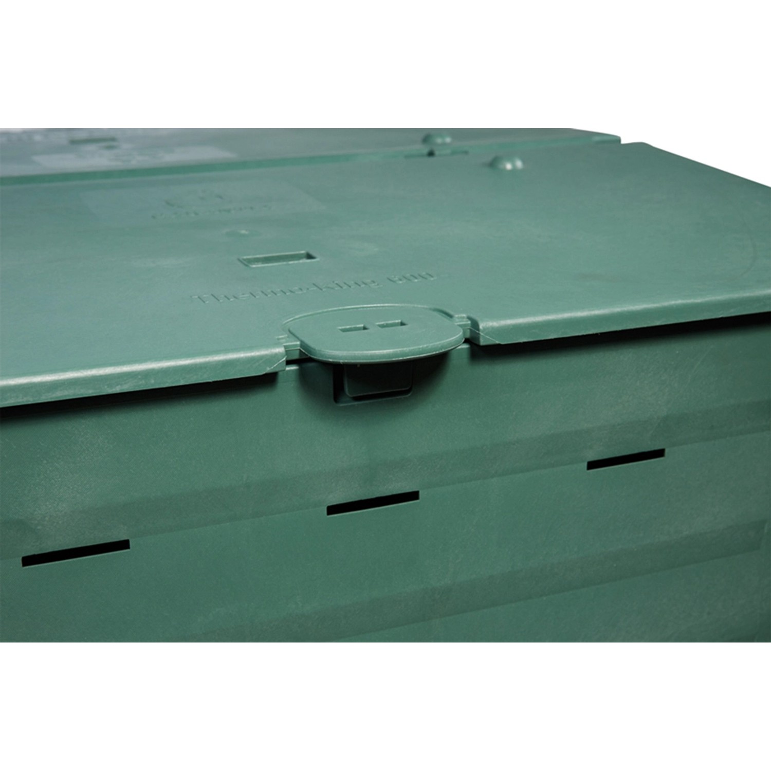 Grüner Garantia Thermokomposter Thermo-King 900 l mit Deckel und Belüftungsschlitzen.