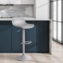 Grauer CLP Barhocker Aveiro aus Kunststoff mit Metallgestell, höhenverstellbar und drehbar, in moderner Küche.