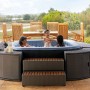 MSpa Comfort Whirlpool Tekapo AirJet mit Familie im Garten, aufblasbarer Pool mit Hydromassage.