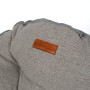 Detailaufnahme: Grauer Eclipse Campingstuhl Atlas mit braunem Logo-Patch.