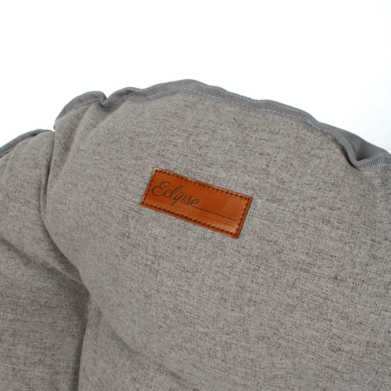 Detailaufnahme: Grauer Eclipse Campingstuhl Atlas mit braunem Logo-Patch.