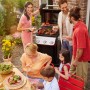 Weber Gasgrill E-310 Spirit (2025) beim Grillen mit Familie und Freunden.