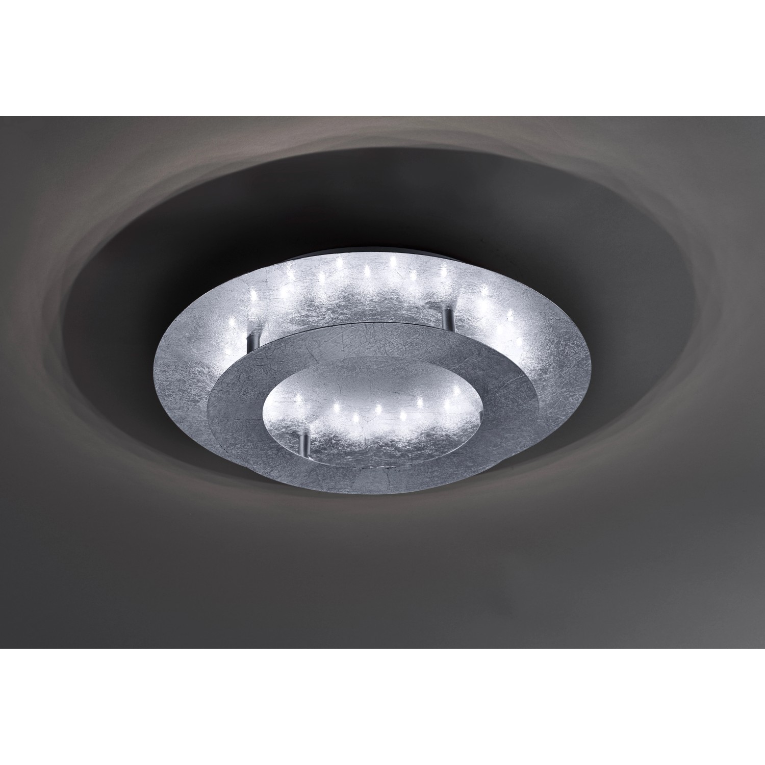 Silberne LED-Deckenleuchte Nevis von Paul Neuhaus, runde Form, warmweißes Licht.