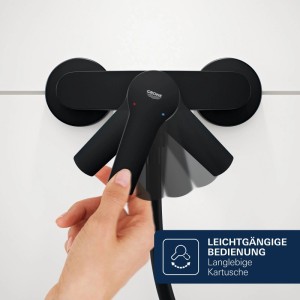 Hand bedient schwarze Grohe StartLoop Einhebelmischer Brause. Leichtgängiger Hebel für präzise Wasser- und Temperatursteuerung.