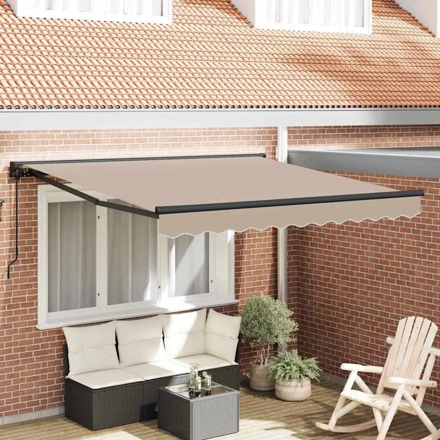 Beige einziehbare Markise (300x250 cm) aus Polyester/Metall an Hauswand. Sonnenschutz für Terrasse/Garten. Outdoor.