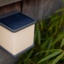 Anthrazitfarbene Lutec LED Solar Wandleuchte Doblo mit integriertem Solarpanel.