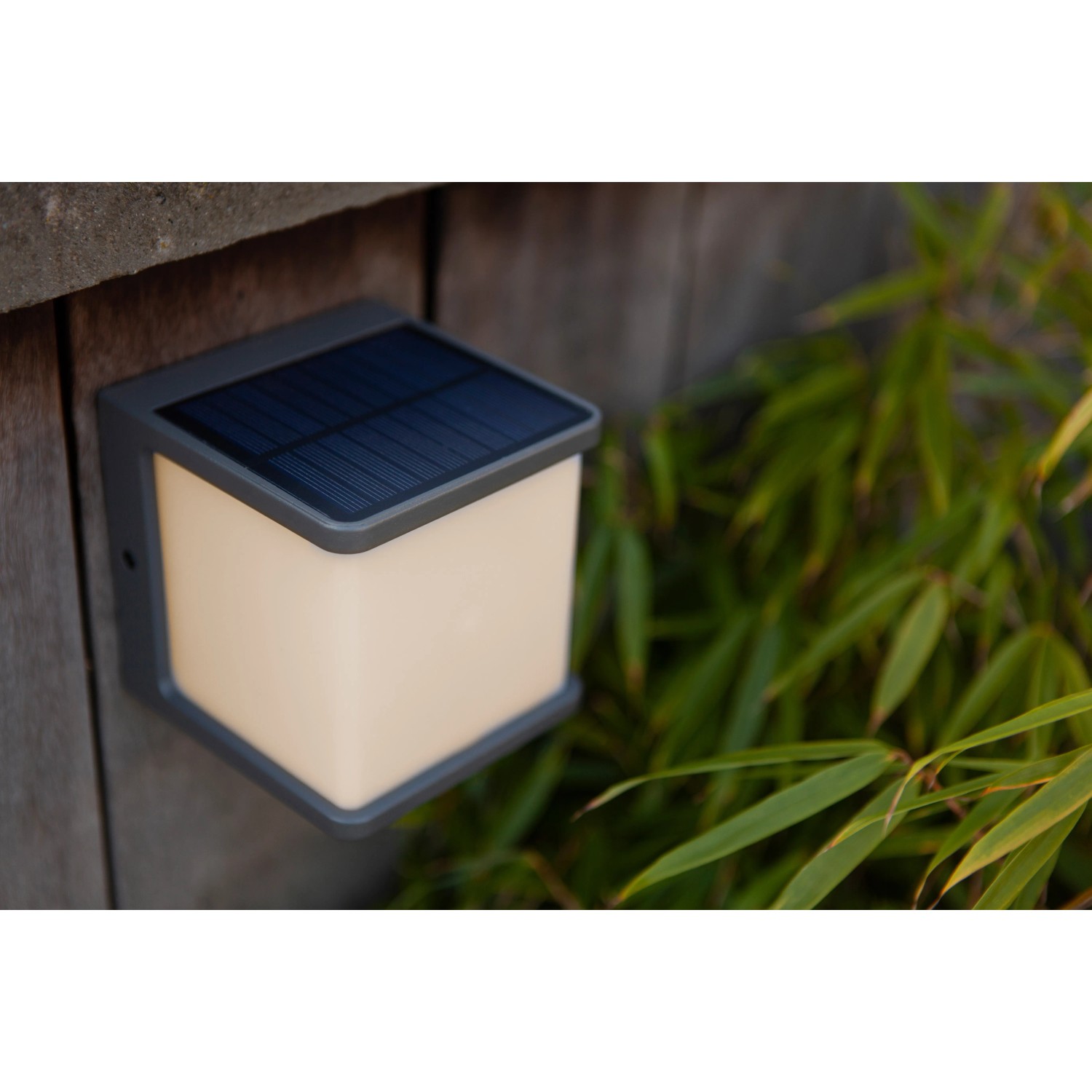 Anthrazitfarbene Lutec LED Solar Wandleuchte Doblo mit integriertem Solarpanel.