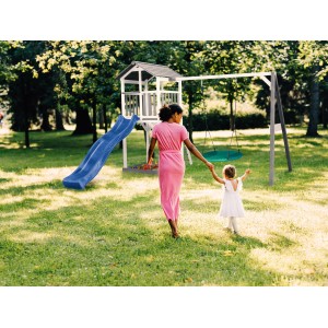 Axi Beach Tower Spielturm mit Nestschaukel und blauer Rutsche im Garten.