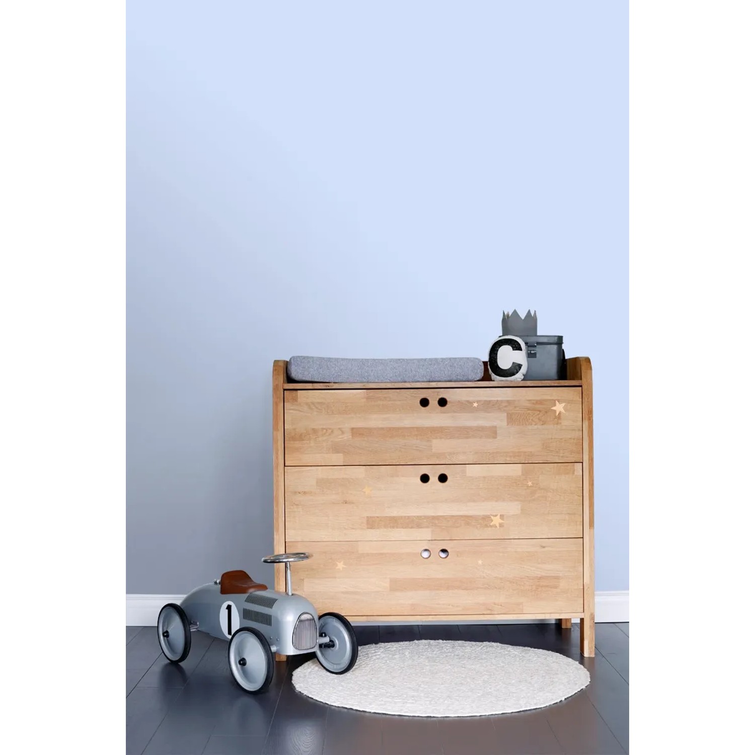 ESTAhome Uni Hellblau Tapete (53cm x 10,05m) im Kinderzimmer mit Kommode und Spielzeugauto.