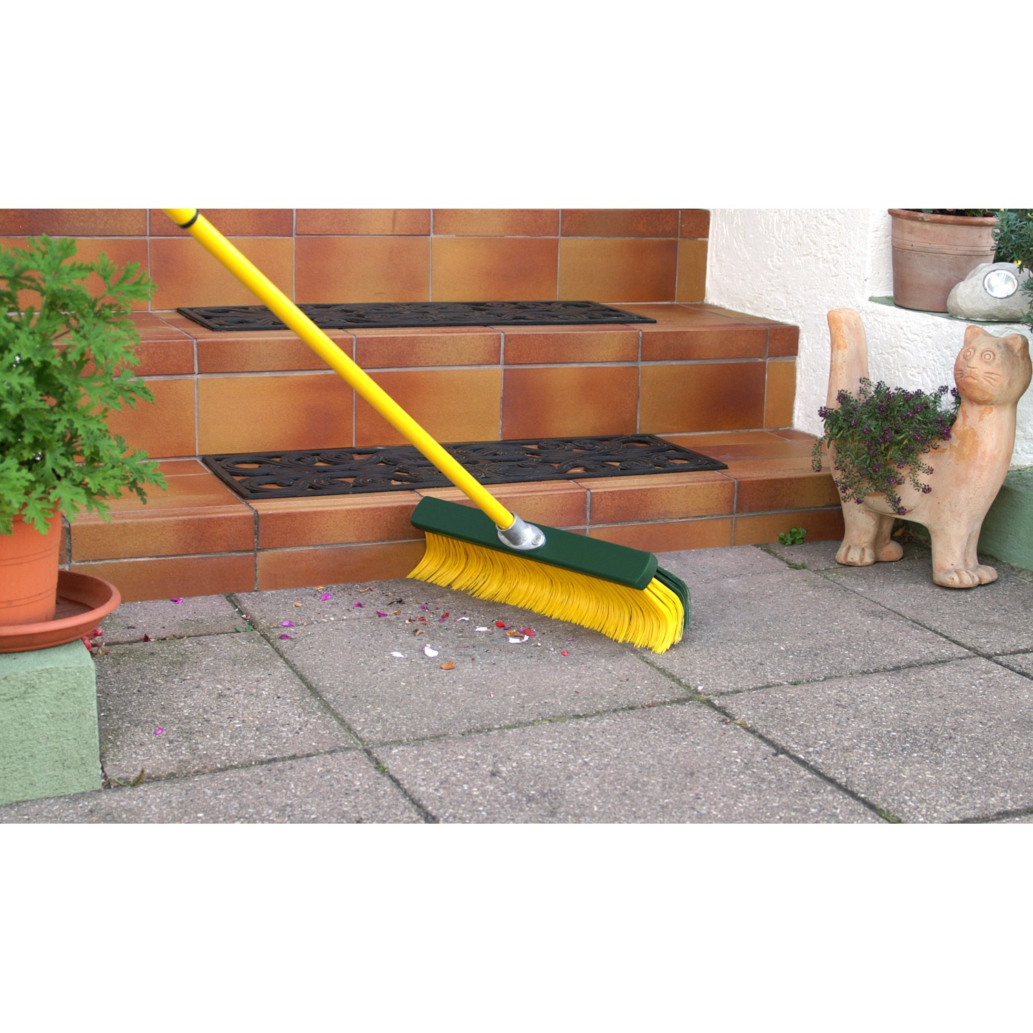 Gelber Krallenbesen Garten, 35 cm breit, mit grünem Kopf zum Reinigen von Terrassen.