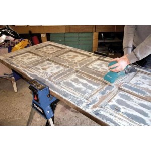 Mobile Westfalia Werkbank aus Aluminium mit gespannter Tür, die von einer Person geschliffen wird.