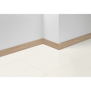 Parador Sockelleiste SL 18 D034 Eiche, 70 mm hoch, an weißer Wand und Boden.