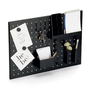 Schwarzes Zeller Memoboard aus Metall mit Ablagefächern, Haken und Magneten als Wanddekoration.
