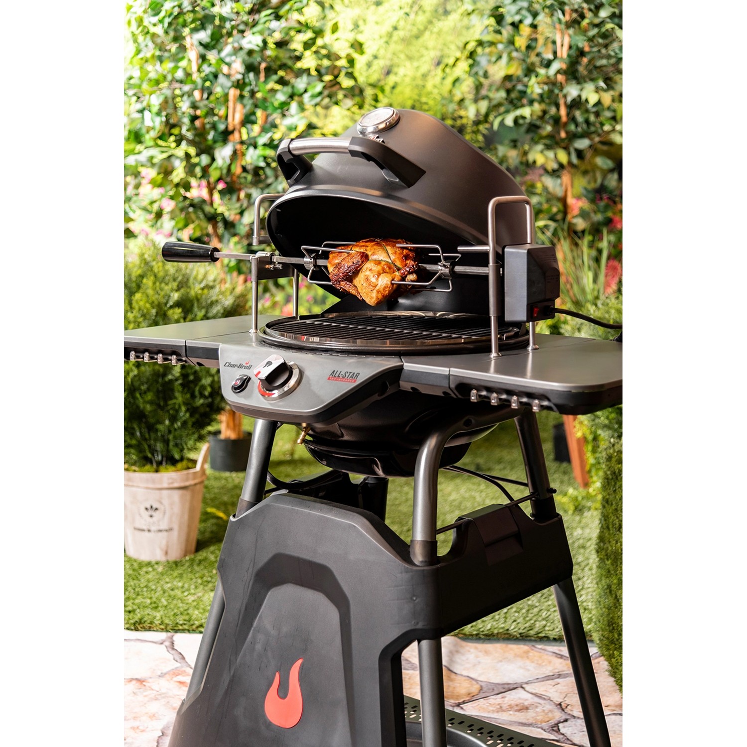Char-Broil All-Star Grill mit Grillspieß und Hähnchen, ideal für Geflügel und Gemüse.