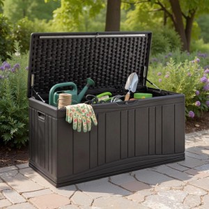 Geöffnete, braune Costway Gartenbox 300 L mit Gartenzubehör im Garten.