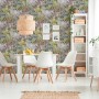Vliestapete mit Blumen und Tieren in Grün und Rosa im modernen Esszimmer.