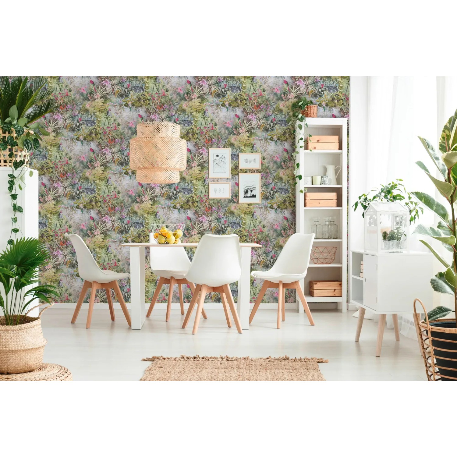Vliestapete mit Blumen und Tieren in Grün und Rosa im modernen Esszimmer.