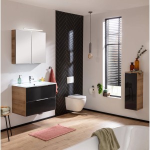 Badezimmer mit Fackelmann Hängeschrank B.Brillant in Asteiche/Anthrazit, Waschtisch und Spiegelschrank.