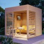 Bertilo Pavillon Garten-Lounge aus Holz, 234x226cm, mit Lamellenwand und gelbem Sofa im Inneren.