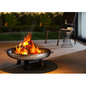 Buschbeck Feuerschale Ø 80 cm, eisengrau, mit brennendem Holz auf einer Terrasse.