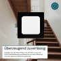 Schwarzer, eckiger LUXULA LED Einbaustrahler (6W) mit einstellbarer Lichtfarbe an einer Treppe.