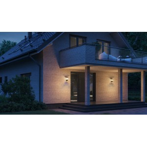 Schwarze Steinel Außenleuchte L 10 S an einer Hauswand mit eingeschaltetem Licht.