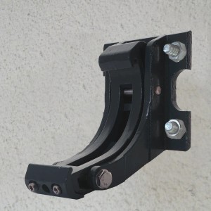 Detailaufnahme einer anthrazitfarbenen Wandhalterung für eine MCW Kassetten-Markise.