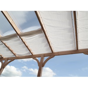 Weißes Floracord Vierecksonnensegel (220x58cm) an einer Holzpergola montiert.