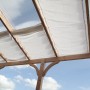 Weißes Floracord Vierecksonnensegel (220x58cm) an einer Holzpergola montiert.