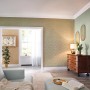 Wohnraum mit Rasch Vliestapete Trianon XIII 570076 in Mattgold. Dekorative Tapete mit floralem Muster.