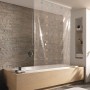 Kleine Wolke Duschrollo Kupfer, 128x240cm, mit Muster, vor Badewanne montiert.