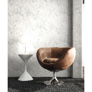 Newroom Vliestapete Chavi Creme Marmoroptik im Wohnraum mit Sessel und Lampe.