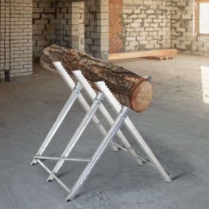 Zusammenklappbarer DURHAND Kettensägebock mit Holzstamm, ideal für Brennholz.