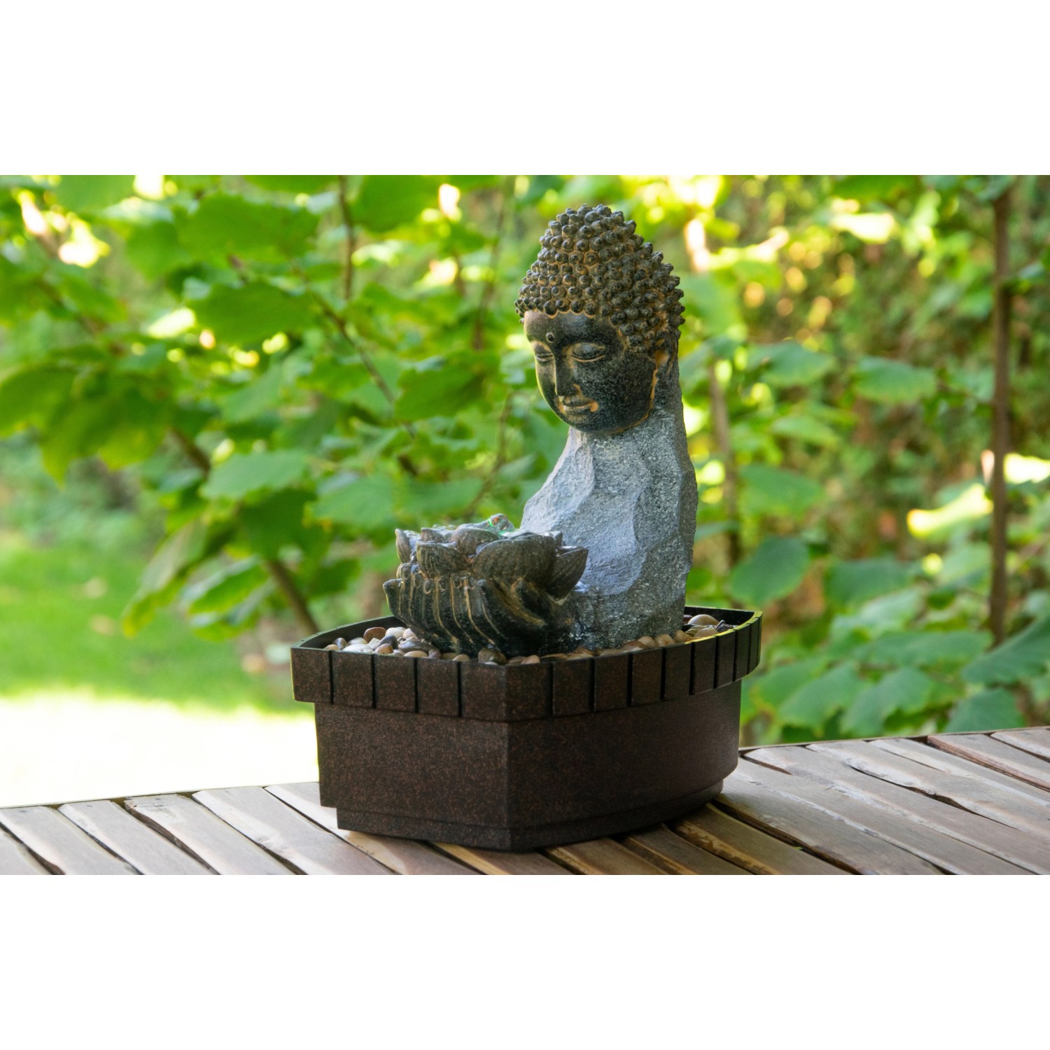Zimmerbrunnen Buddha mit Lotusblüte in Steinoptik und Deko-Steinen für entspannende Atmosphäre.