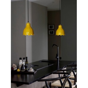 Gelbe PR Home Tulippa Pendelleuchten im skandinavischen Design über einer Küchentheke.