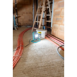 Eglo LED-Baustrahler Avelar (30 W, Schwarz-Türkis) im Einsatz auf einer Baustelle.