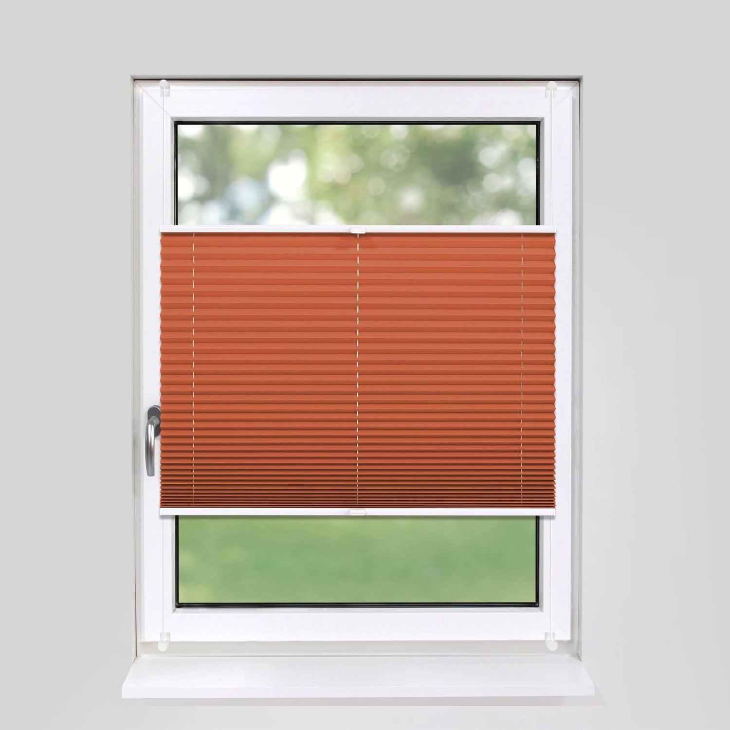 Orangefarbenes Plissee 95x210 cm am Fenster, blickdicht und ohne Bohren montiert.