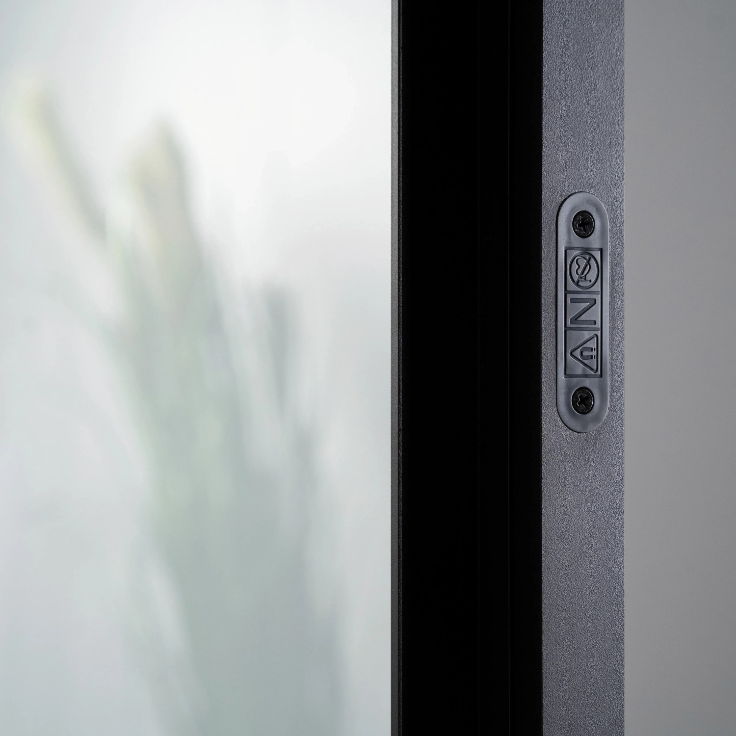 Detailaufnahme: Loft+Mehr Drehtür-Set mit Klarglas und Blockzarge, Griff links.