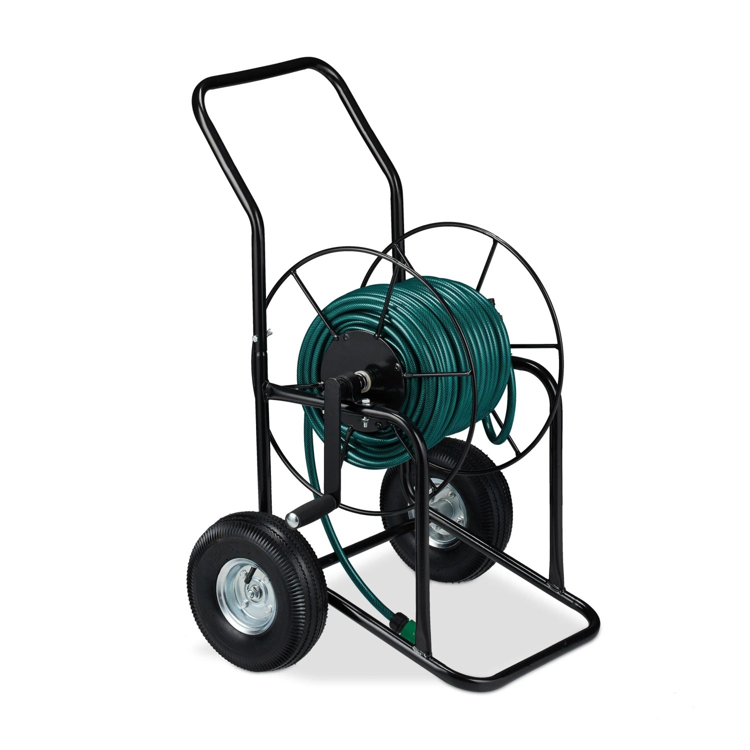 Schwarzer Relaxdays Gartenschlauchwagen aus Metall mit Kurbel, großen Rädern und aufgewickeltem Schlauch.